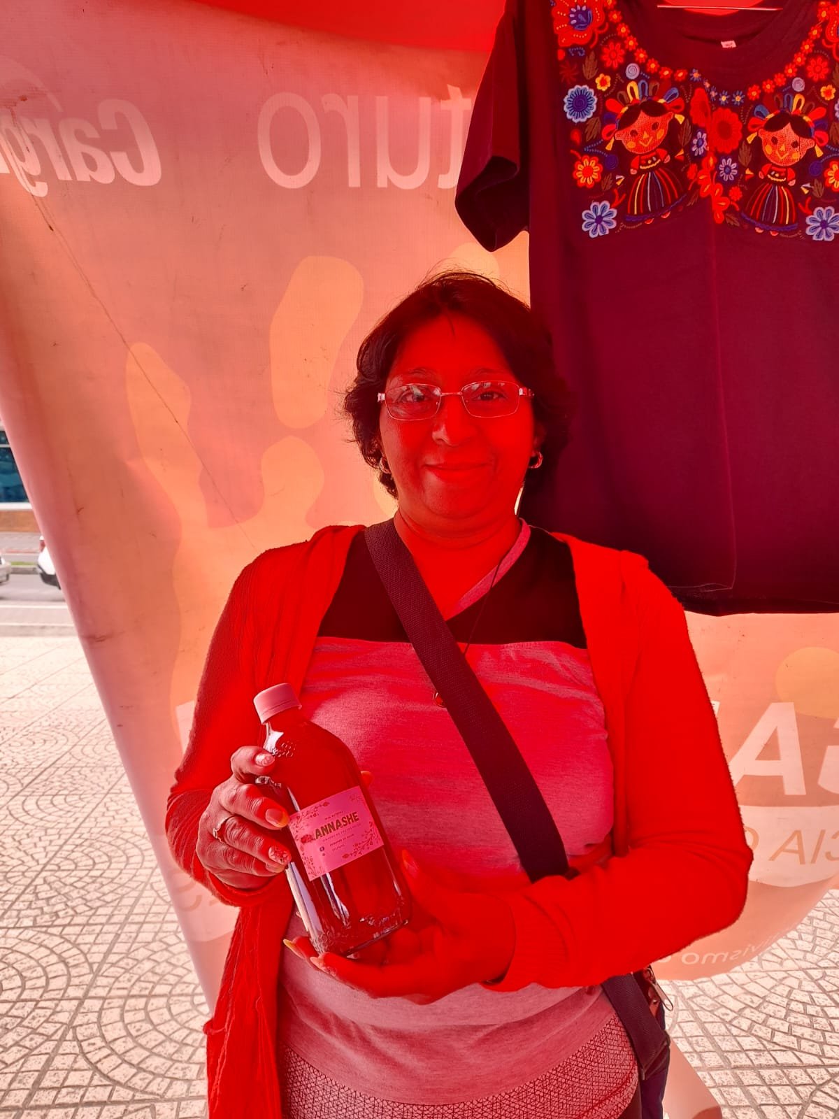  Zoila Natareno presenta una de las variedades de vinagre que fabrica en su casa, señaló que todo se realiza de manera artesanal y con todas las medidas sanitarias. Foto: Mirna Alvarado 